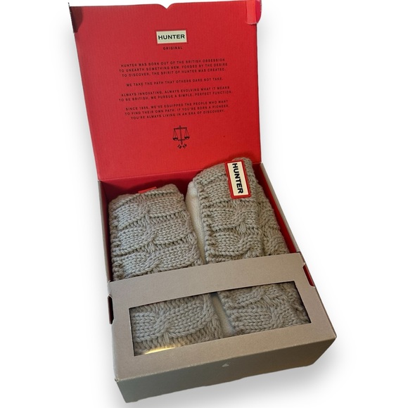 Hunter Shoes - Hunter. NWT. Greige 6 Stitch Cable Tall Boot Socks. size L.